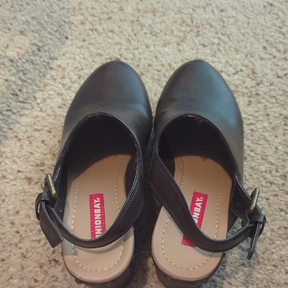 Size 6 Vintage Sling Back Clogs Should Be A Staple Piece In Every Closet
